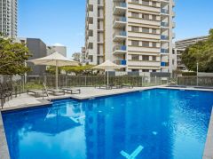 MODERN 2 BED, 2 BATH, 2 BALCONY APARTMENT QUALITY BUILDING CENTRAL SOUTHPORT HEAPS OF FEATURES &NDASH; COME INSPECT!