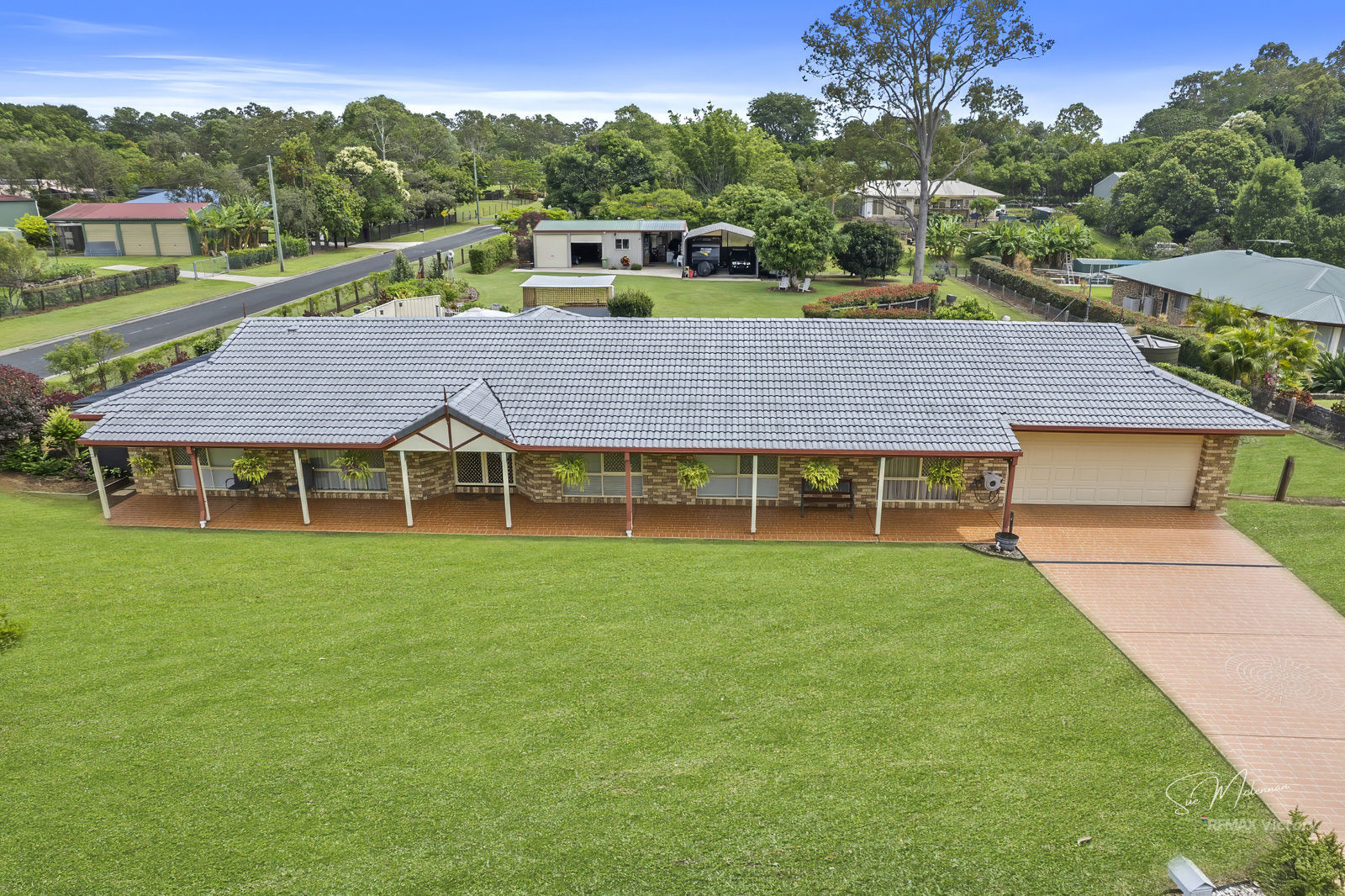 A COMPLETE FAMILY‑FRIENDLY ACREAGE RETREAT