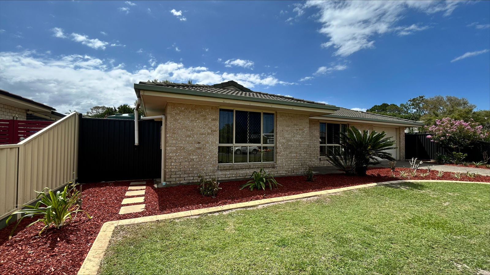 RELAXED COASTAL LIVING IN BEACHMERE - JUST TWO STREETS FROM THE BEACH