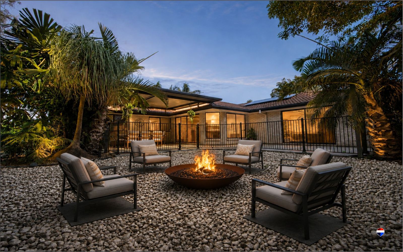 ***** RELAXED FAMILY LIVING IN A STUNNING LAKESIDE SETTING*****