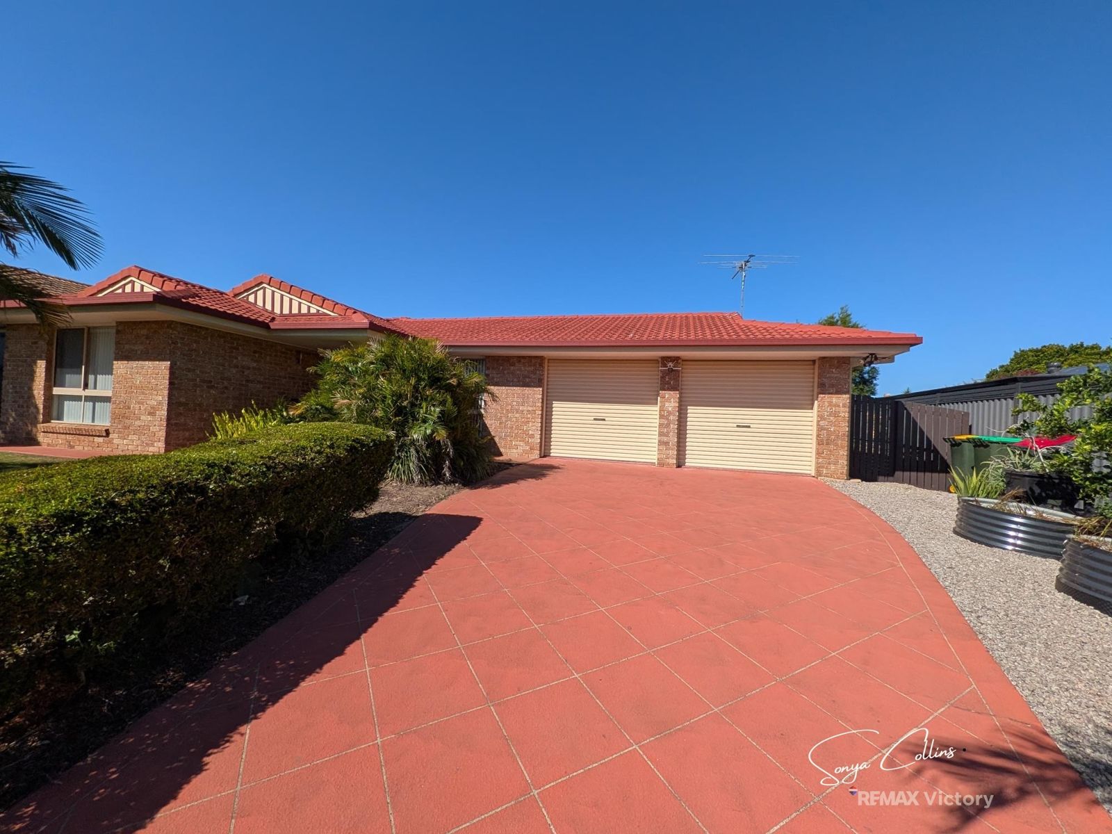 NEAT & COMPLETE FAMILY HOME IN PRIME LOCATION