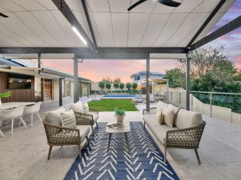 SUPERSIZED FAMILY LIVING IN SINNAMON PARK - ONE OF A KIND!