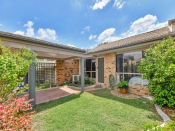 BEAUTIFULLY PRESENTED LOW-SET TOWNHOUSE IN A CONVENIENT QUIET COMPLEX !