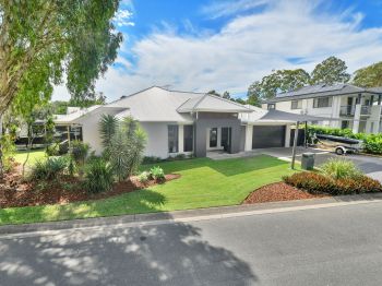 PRIVATE AND MODERN CUL-DE-SAC LIVING OPPOSITE PARKLAND &NDASH; ROOM FOR CARAVAN & BOAT