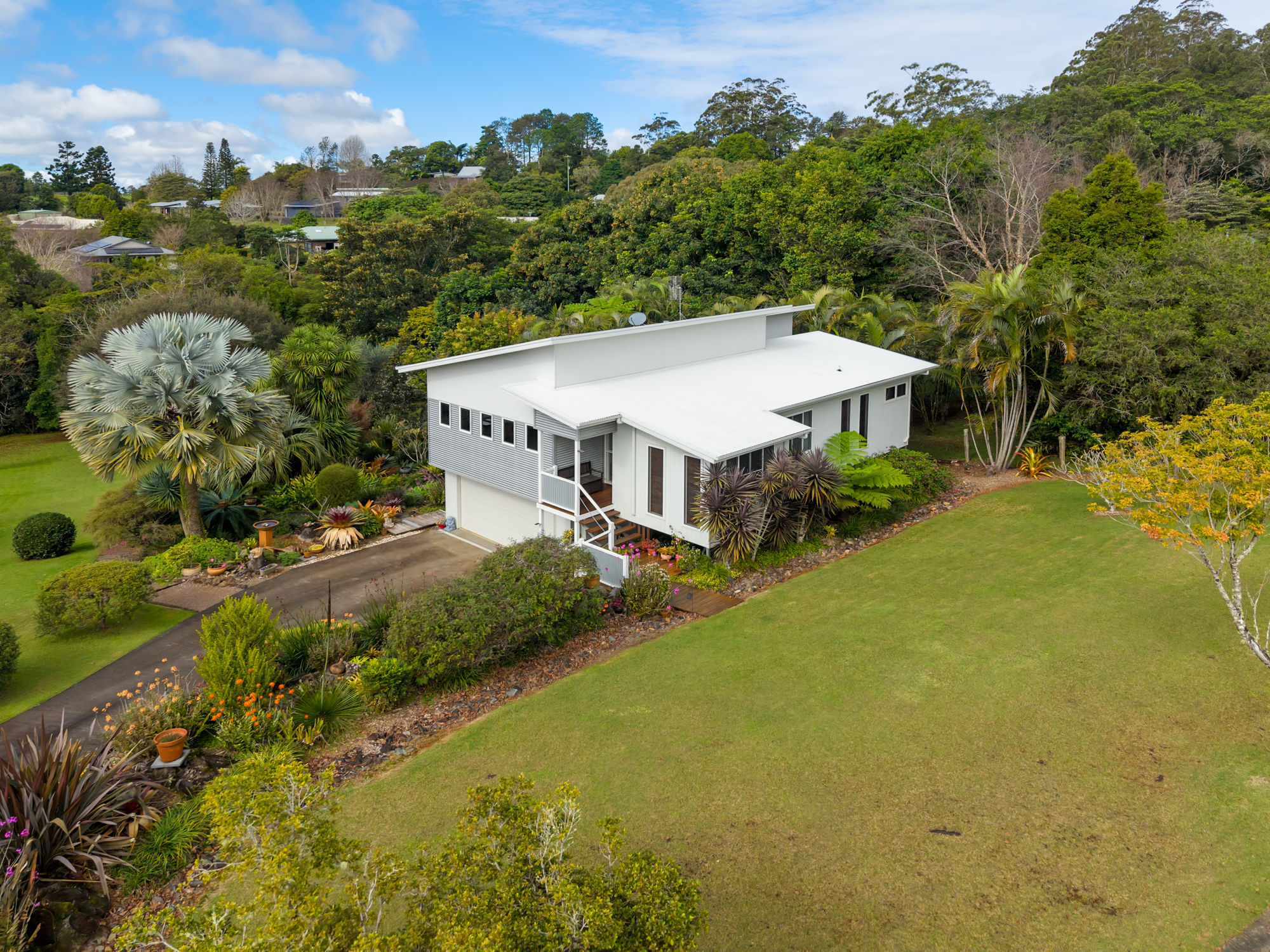 ELEVATED CONTEMPORARY LIVING WITH RURAL OUTLOOK