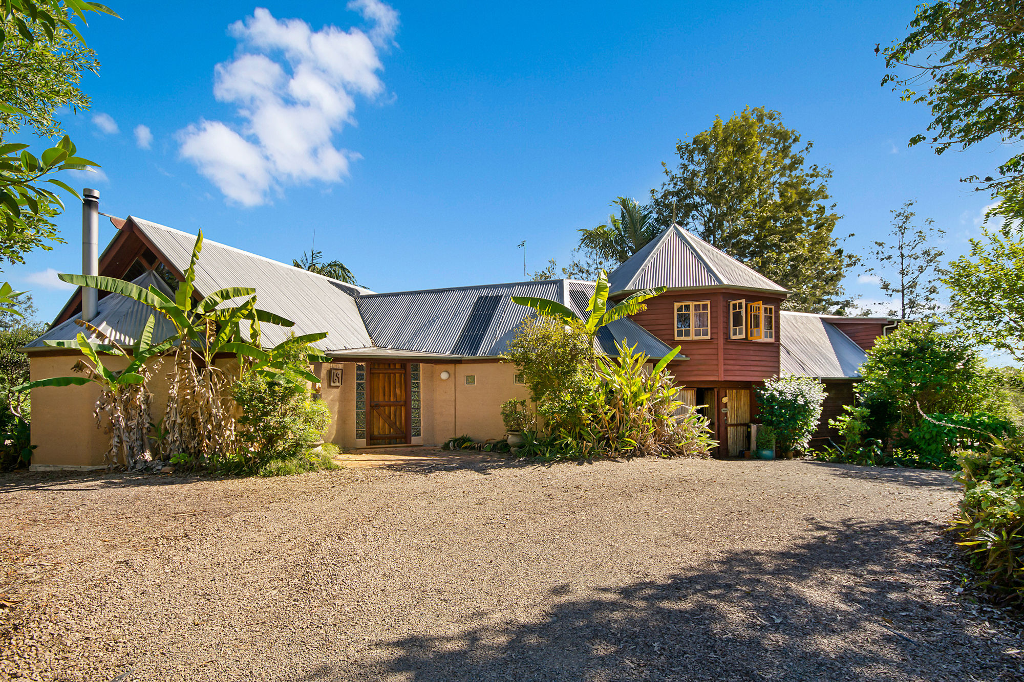CHARACTER COTTAGE IN PEACEFUL CRYSTAL WATERS