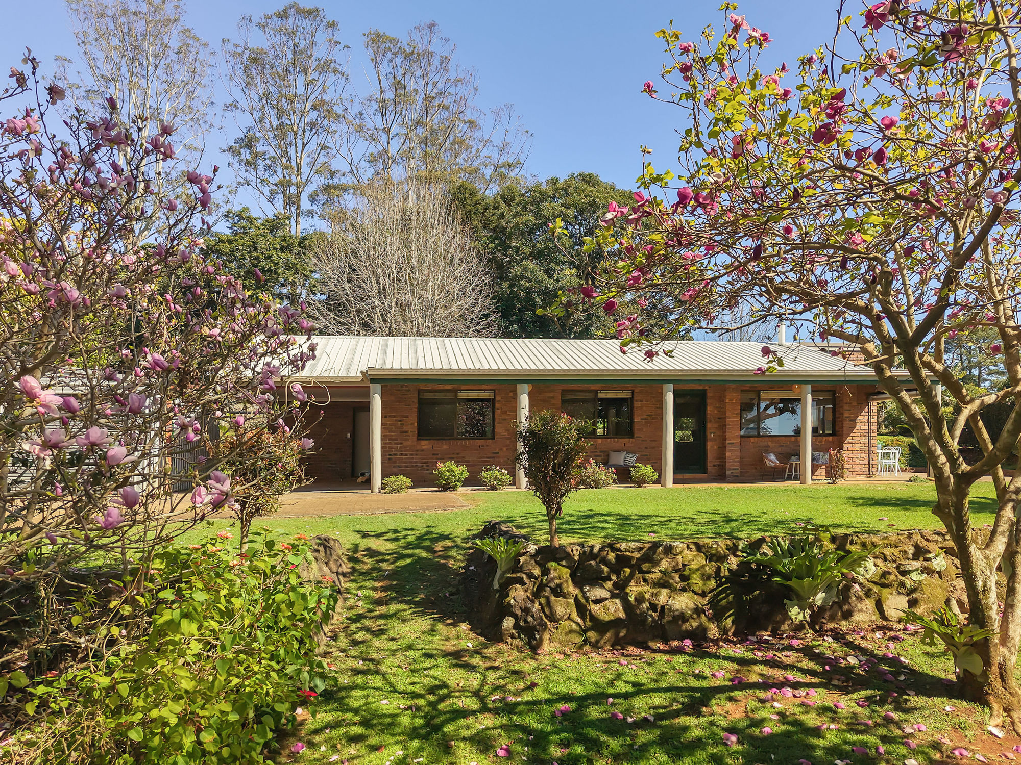 COMFORTABLE MALENY HOME - ELEVATED 4000M² BLOCK