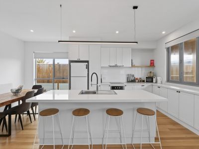 CONTEMPORARY COASTAL SOPHISTICATION - PERFECTLY POSITIONED.
