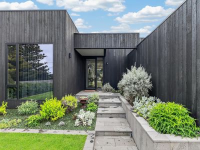 STYLE, FUNCTIONALITY AND IDYLLIC ELEVATED LOCATION!