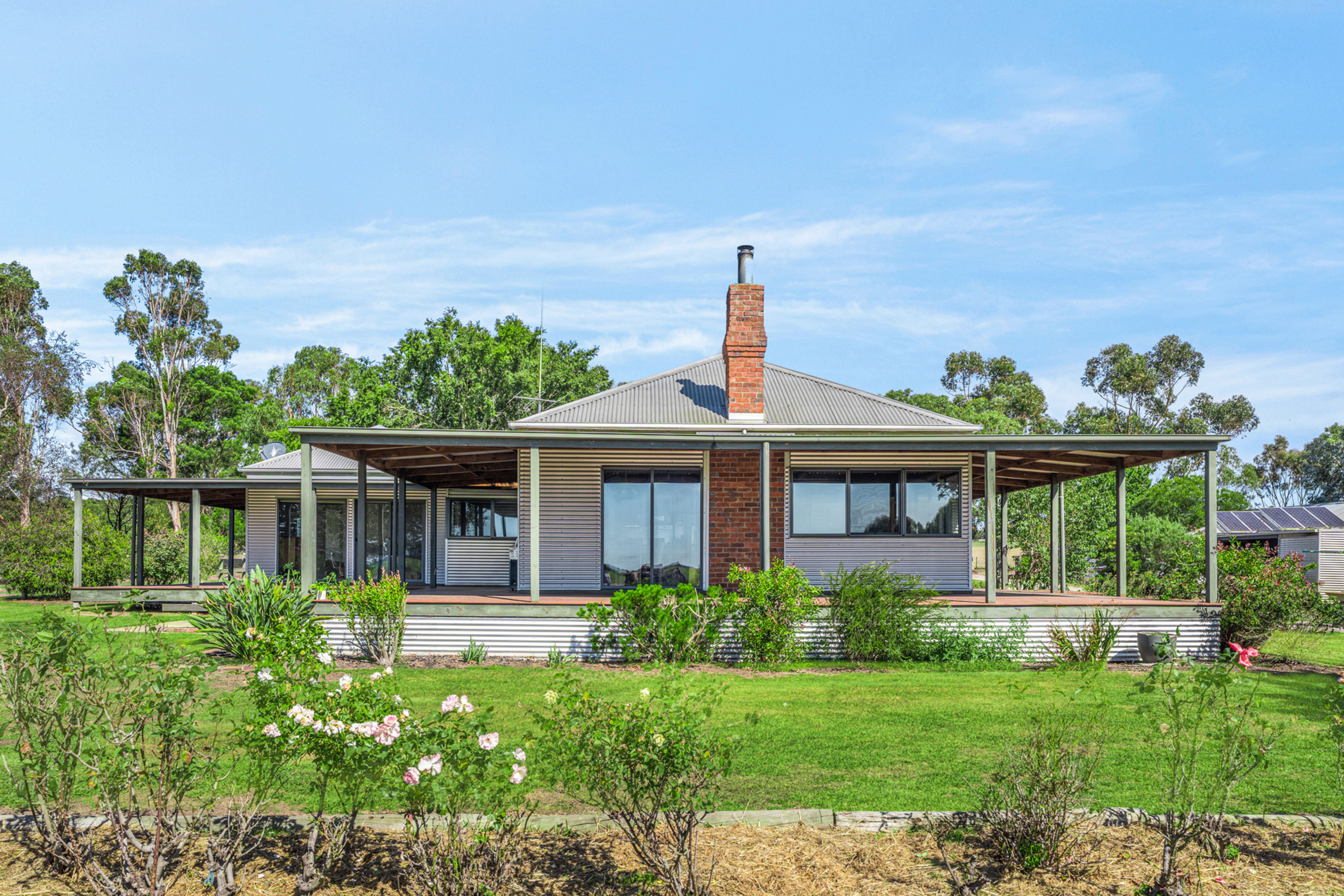 OUTSTANDING COUNTRY LIFESTYLE IN SOUGHT-AFTER BUCKLEY