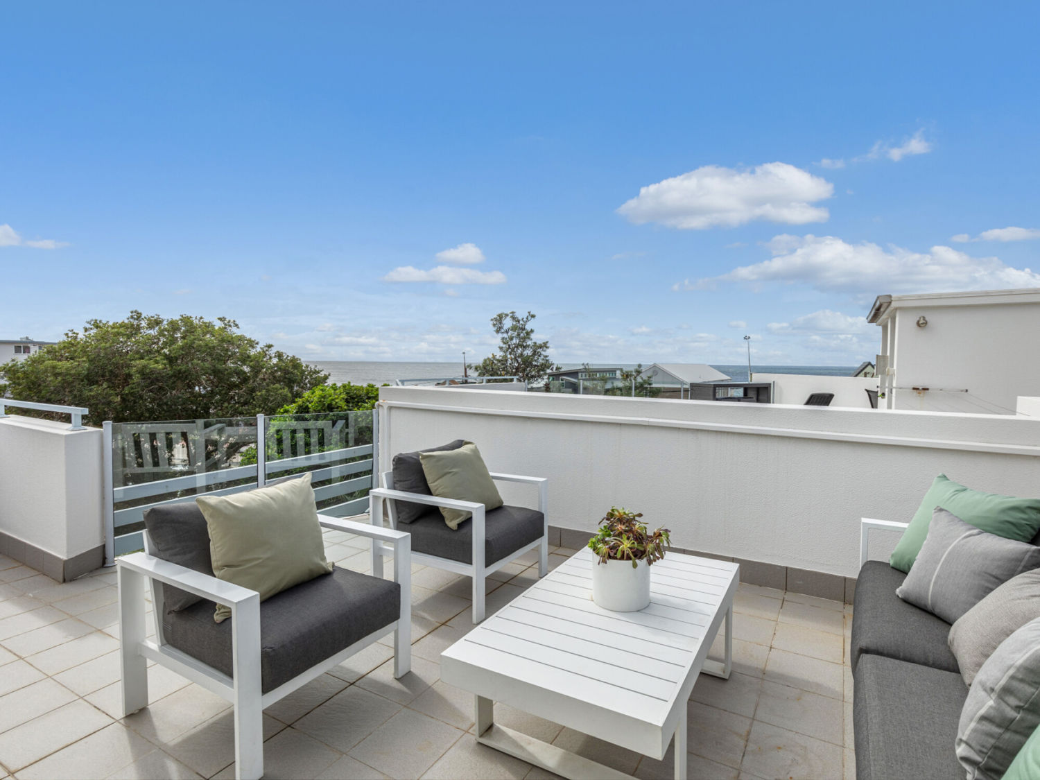 COASTAL LIVING AT ITS FINEST - ROOFTOP TERRACE & OCEAN VIEWS