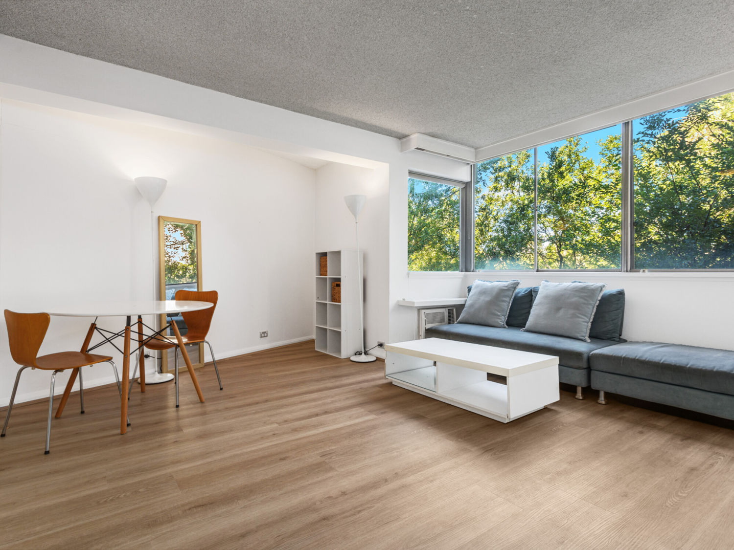 MODERN STUDIO WITH LOCK-UP GARAGE & EXCEPTIONAL LIFESTYLE CONVENIENCE