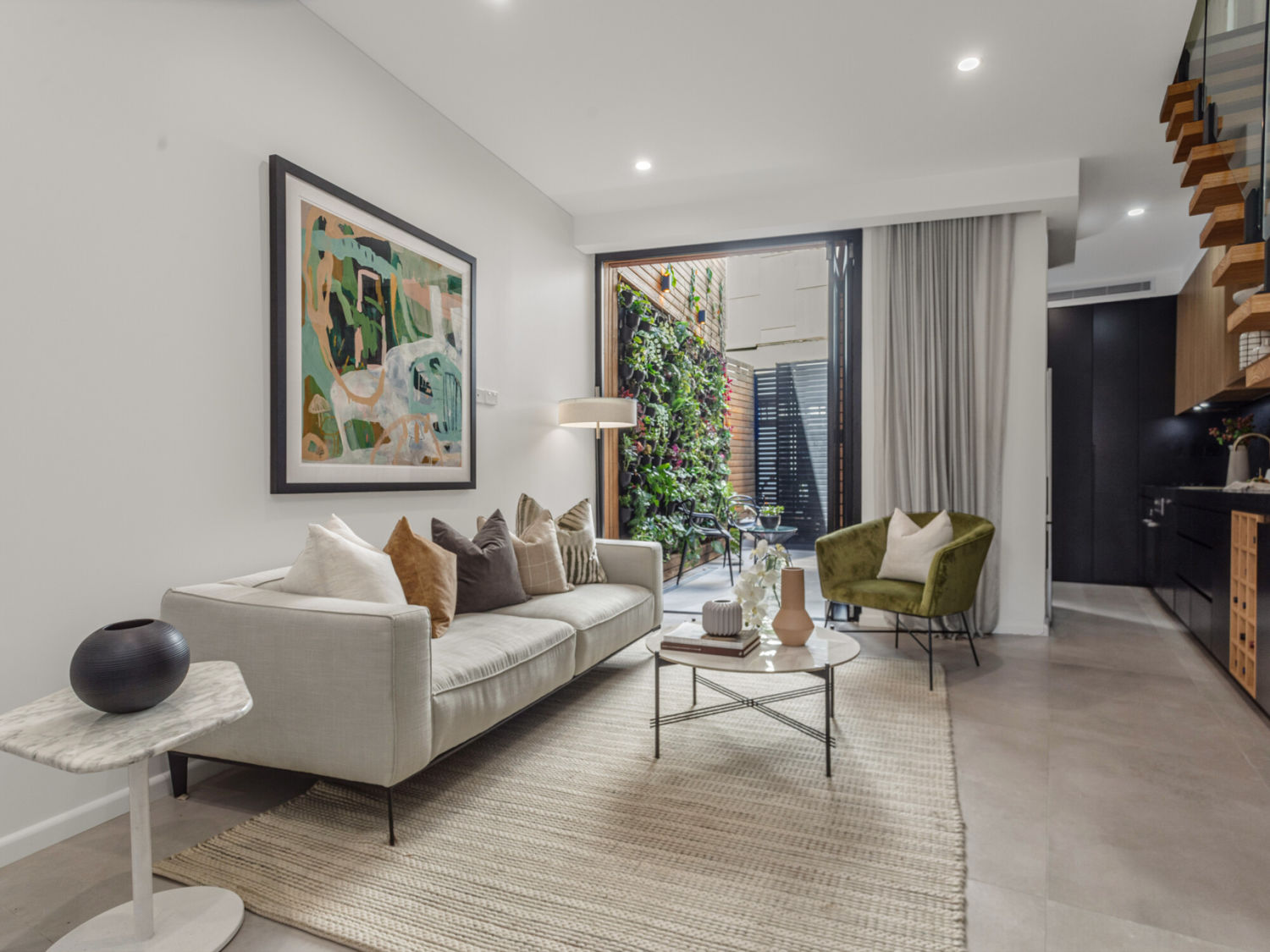 ARCHITECTURALLY DESIGNED CITY-FRINGE TERRACE IN PRIME CORNER POSITION