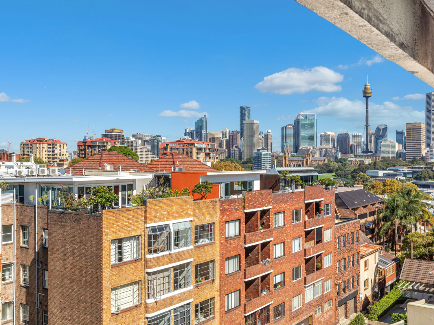 WELL PRESENTED STUDIO WITH VIEWS