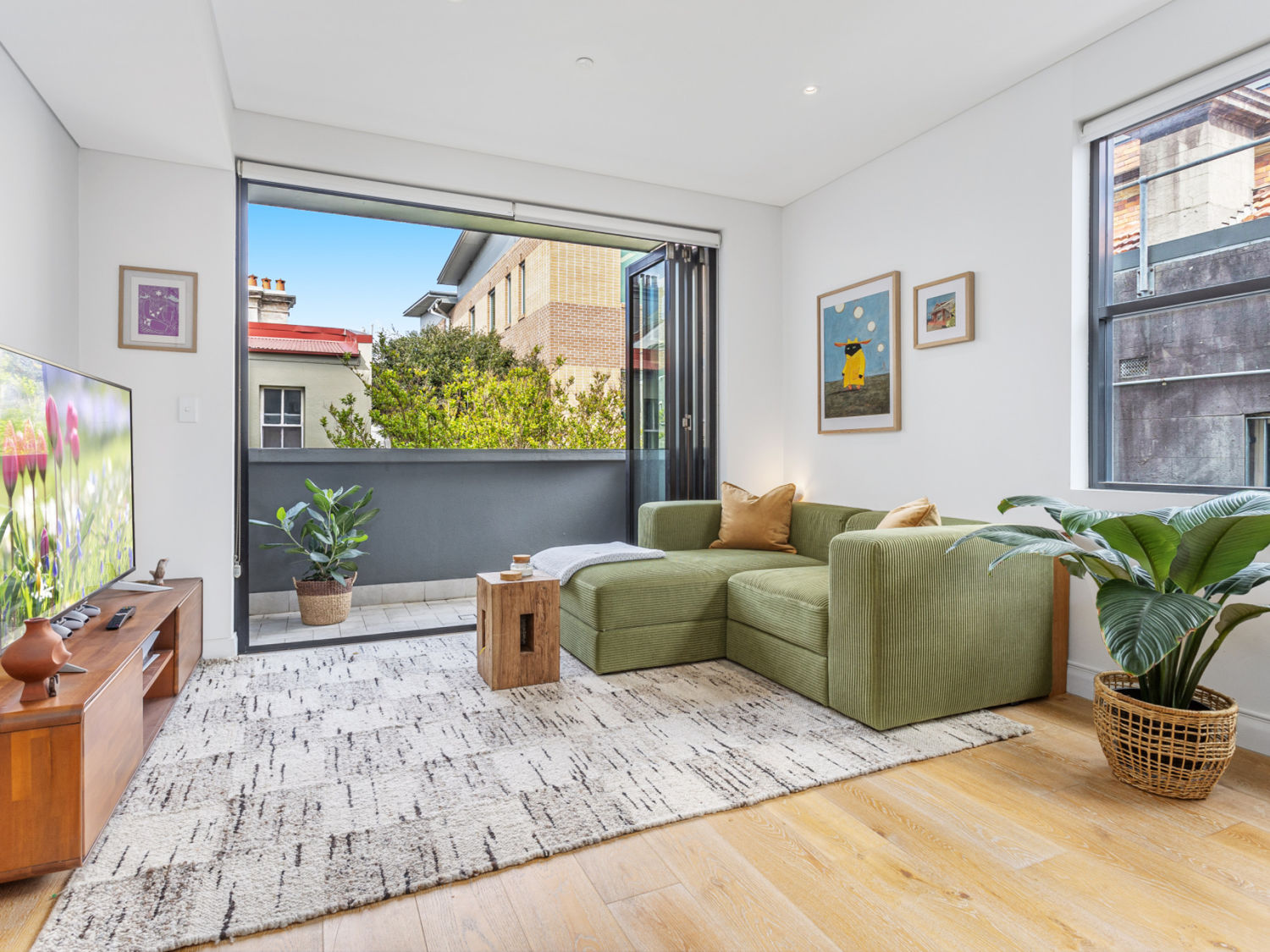 CHIC INNER-CITY LIVING IN A BOUTIQUE SECURITY BUILDING